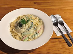 ベーコンとほうれん草のクリームパスタ